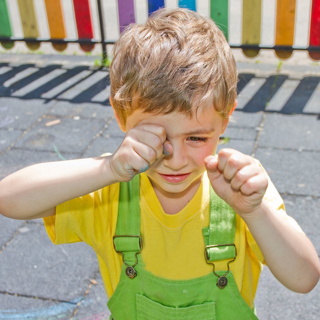 Ребёнка на детской площадке обзывают другие дети: как реагировать родителям