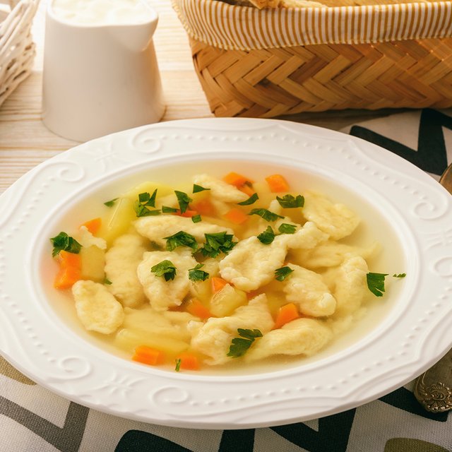 Простой рецепт бульона с клёцками — тот случай, когда дети с удовольствием будут есть суп