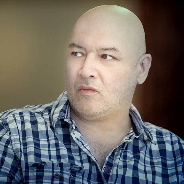 «Наказание серостью, немым подчинением и звенящей скукой». Актёр Максим Суханов — о советской школе