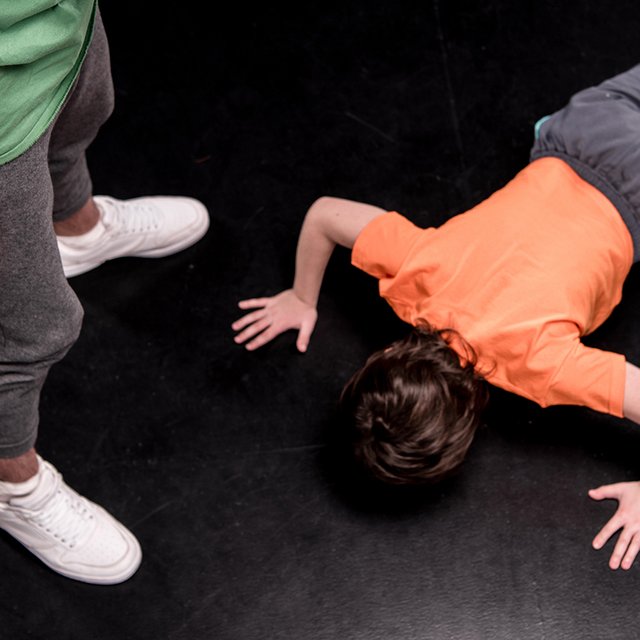 Учитель заставляет детей отжиматься в качестве наказания. Это законно?