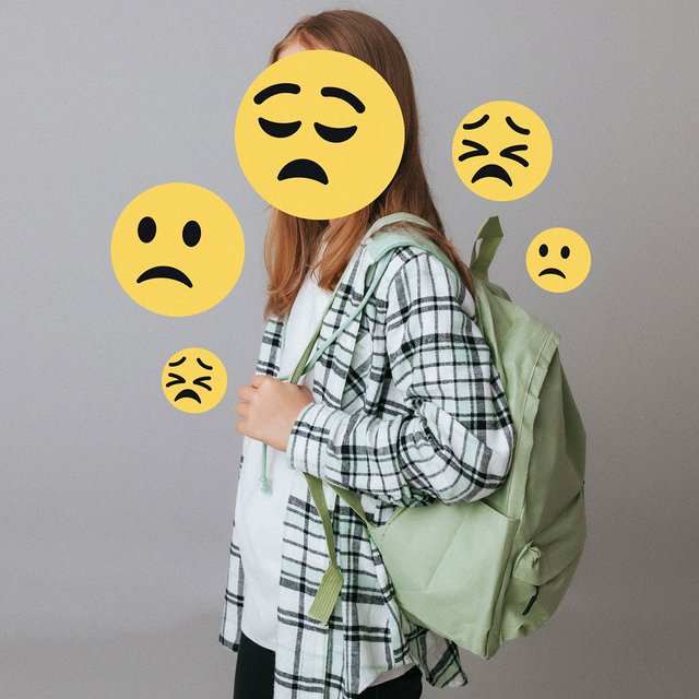 Учитель постоянно отчитывает дочь перед всем классом за распущенные волосы. Что можно сделать?