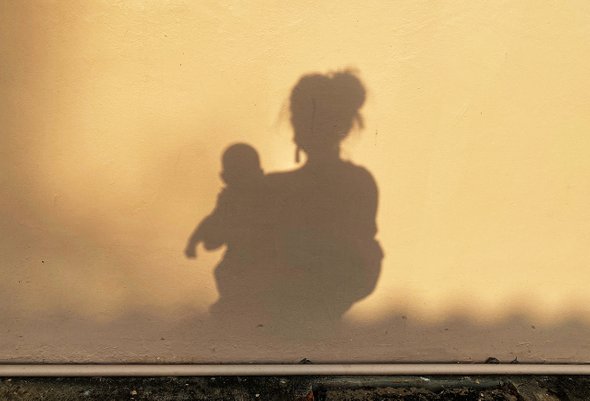 «Памперсы в ящике, вода в кране, удачи». Почему мамы неохотно принимают помощь и не умеют делегировать