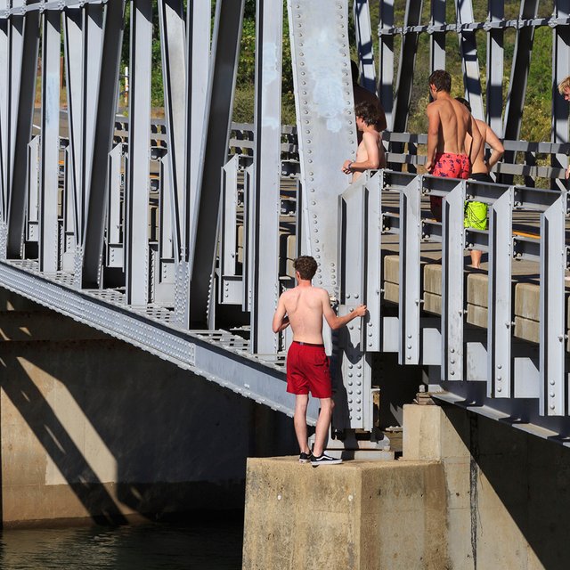 «Сорвётся только слабый!». Почему подростки так любят опасные развлечения