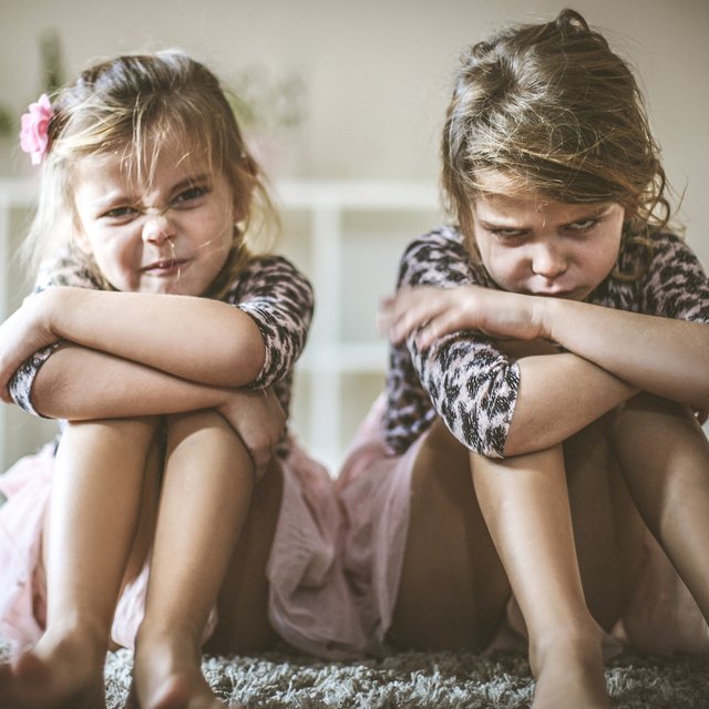 Младшая сестра на меня ябедничает, а родители мне не верят: что делать?