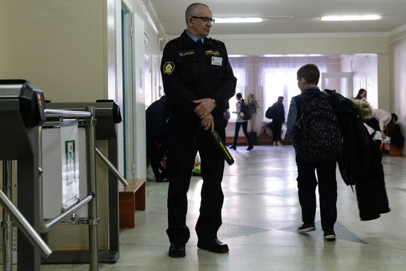 Сотрудник службы безопасности в средней общеобразовательной школе в Новосибирске