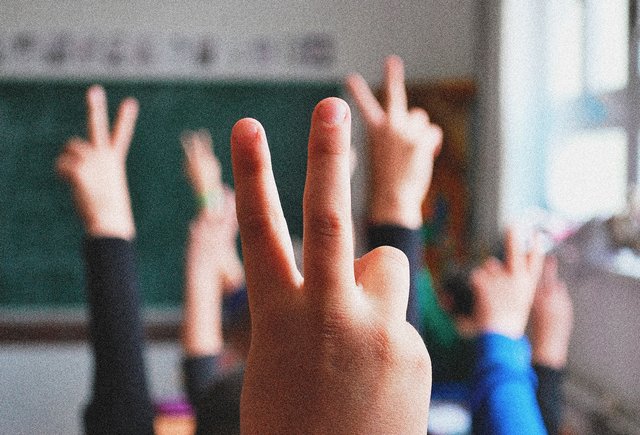 Учителю платят 5 тысяч за два класса. Можно ли потребовать еще одну выплату?