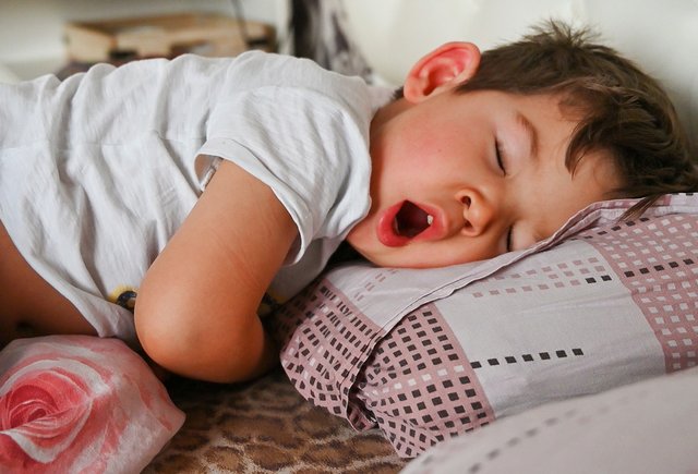 Нервные тики и разговоры во сне: 4 привычки ребенка, из-за которых не стоит волноваться