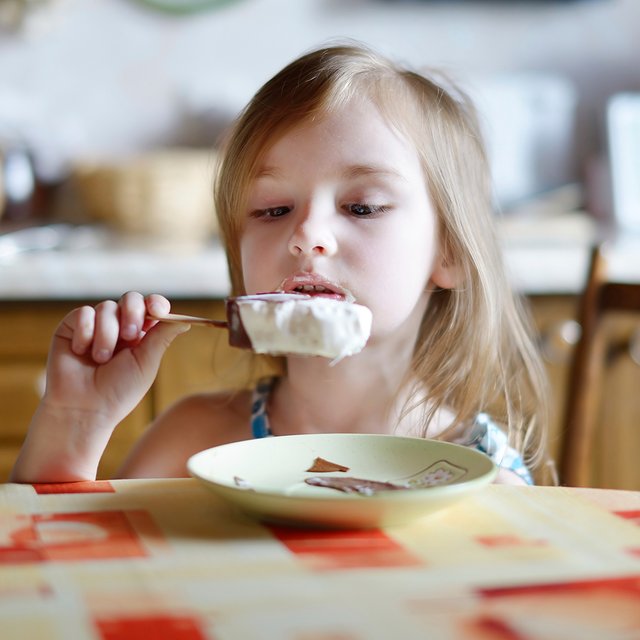 Летние ангины: почему ими часто болеют дети, чем это опасно и можно ли есть мороженое