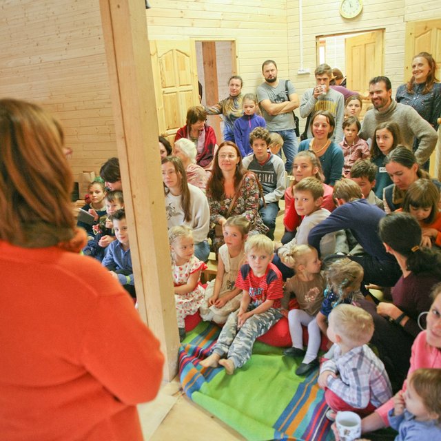 «У нас тут не интернат». Как группа родителей уехала жить в лес — учить детей по вальдорфской педагогике