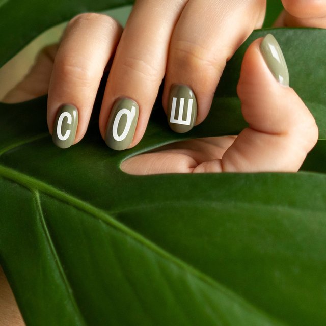 Учитель запрещает девочкам маникюр и требует снимать украшения: это законно?