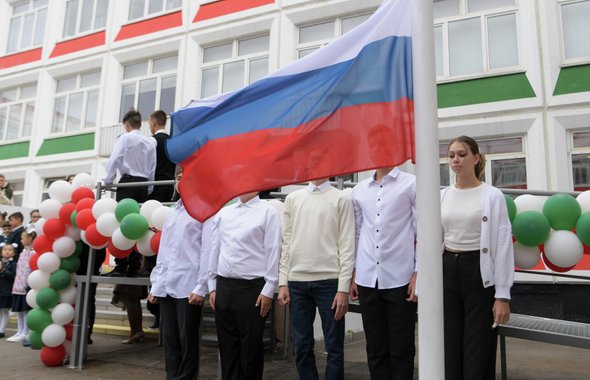 Учащиеся во время церемонии поднятия государственного флага России на торжественной линейке в День знаний, проходящей в школе. Диагностика школьного климата