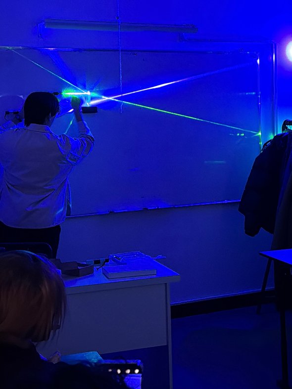 «Почему мне комфортно? Просто я молодой»: учитель физики — о том, почему он обожает работать в школе