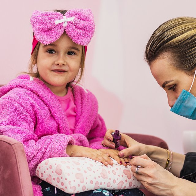 Эпиляция, ботокс, гель-лак для восьмилетки: как (а главное, зачем) салоны красоты работают с детьми