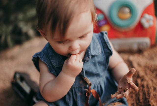 Ребёнок съел песок: что делать и чем это опасно