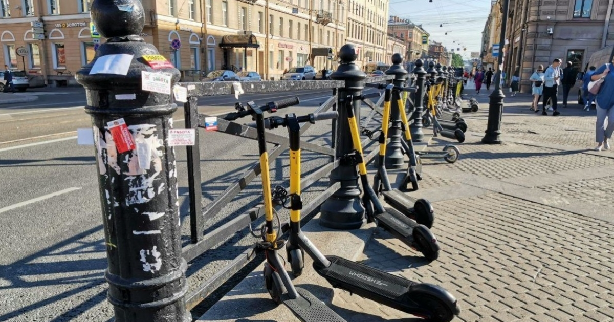 Самокаты в питере аренда. Электросамокаты стоянка питер. самокат на улице. парковка для электросамокатов. электросамокаты в петербурге на улице.