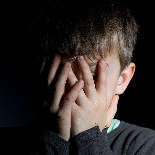 11 способов помочь ребёнку, который пережил сильный стресс, горе, трагедию