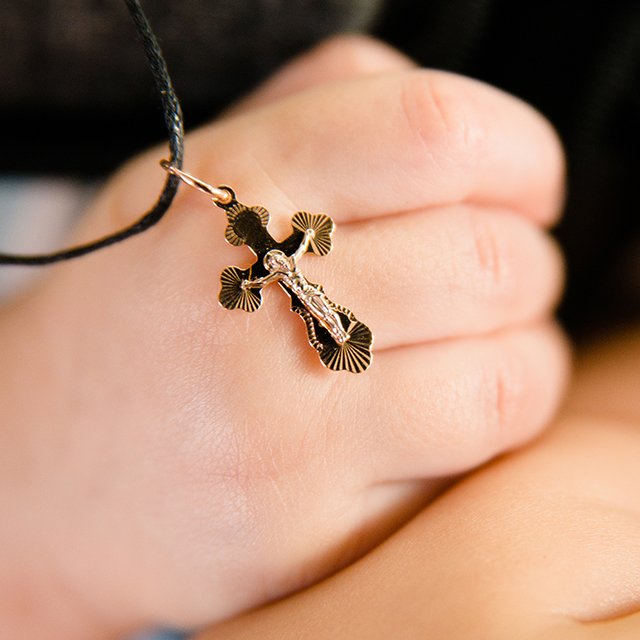 Могут ли в детском саду снимать крестик с ребёнка?