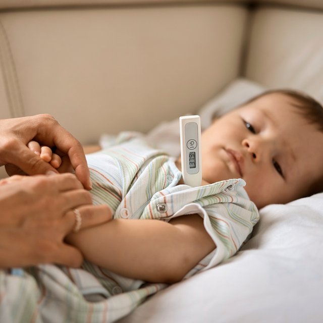 Температура у ребёнка: как правильно действовать и когда вызывать скорую