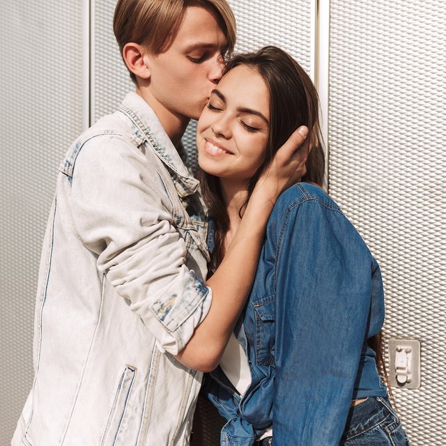 Сын хочет пригласить на ночь несовершеннолетнюю девушку, я против. Как ему объяснить, почему не стоит этого делать?