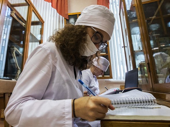 Трехлетние отработки для выпускников медвузов: что известно о законопроекте и что будет, если его примут