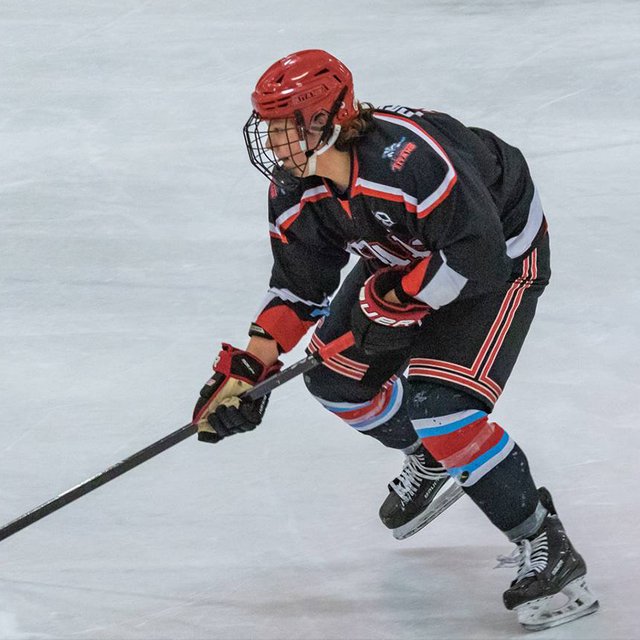 «Здесь проще найти 100 хороших друзей, чем двух-трёх лучших». 15-летний хоккеист из России — об учёбе в США