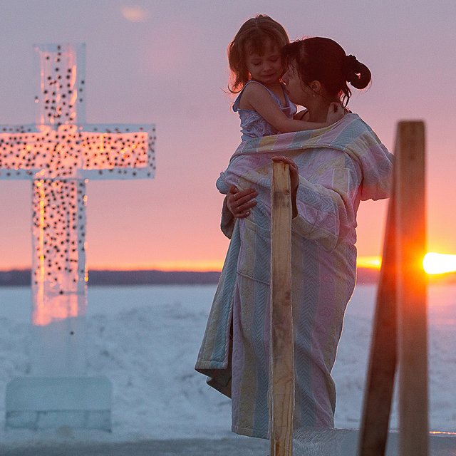 Можно ли окунать ребёнка в прорубь на Крещение?