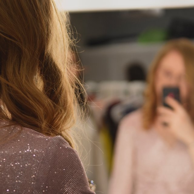 «Влюбилась в розовое блестящее платье». Девочка из многодетной семьи — о том, что делать, если нет денег на выпускной наряд