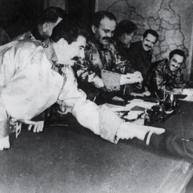 Девочка со Сталиным и ребёнок со стервятником: как сложилась судьба детей с известных фото