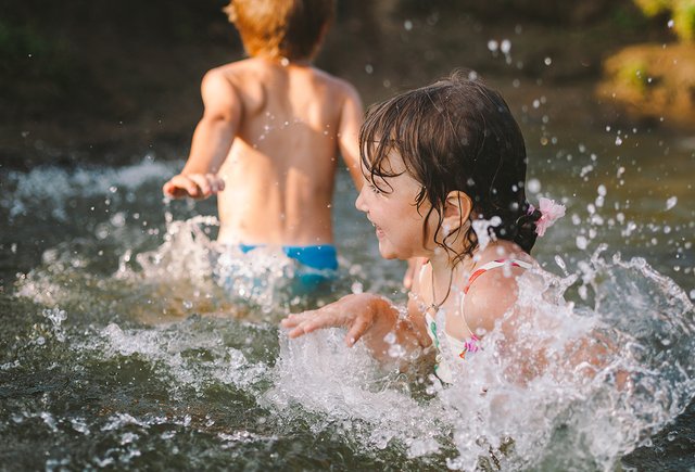«Иди на берег, ты уже весь синий!». Сколько времени ребёнку можно купаться и как понять, что пора выходить из воды