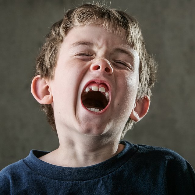 Ребёнок выкрикивает странные слова, невпопад смеётся: нужно ли показать его врачу — и какому