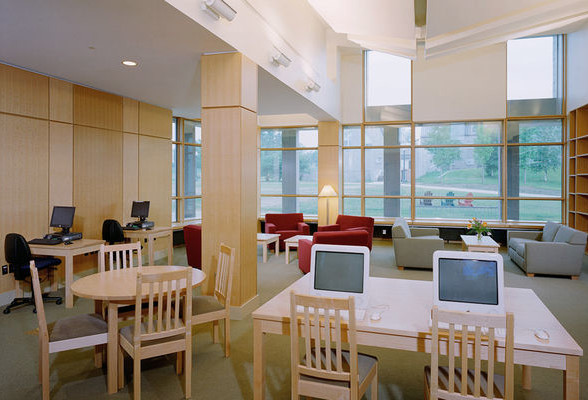 О колготках на голове, русском языке в США и «воспитании» — в английском