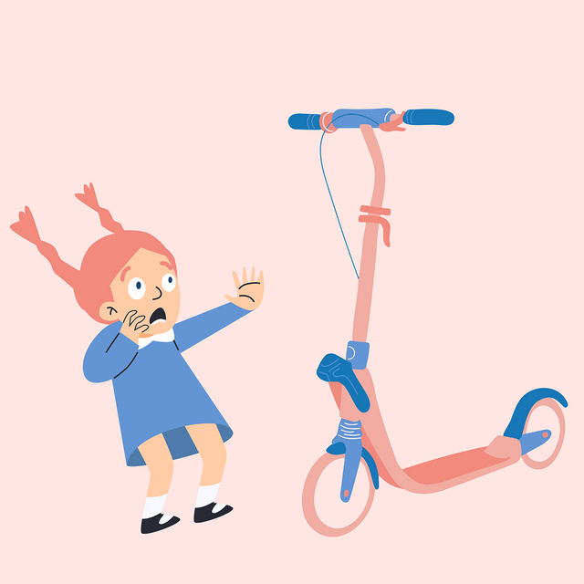 Ребёнка сбил электросамокат, теперь он их боится: как ему помочь