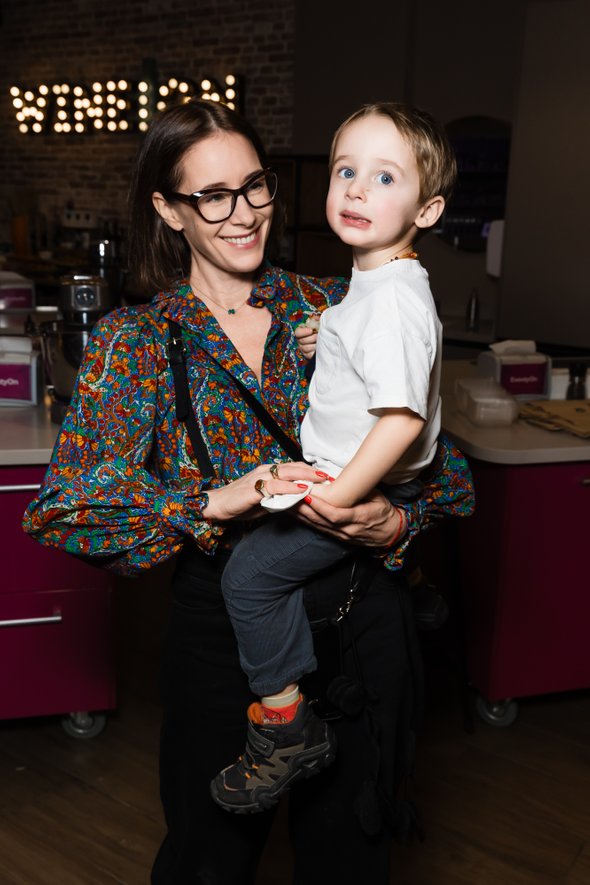 Актриса Ольга Сутулова держит на руках своего сына: правила воспитания