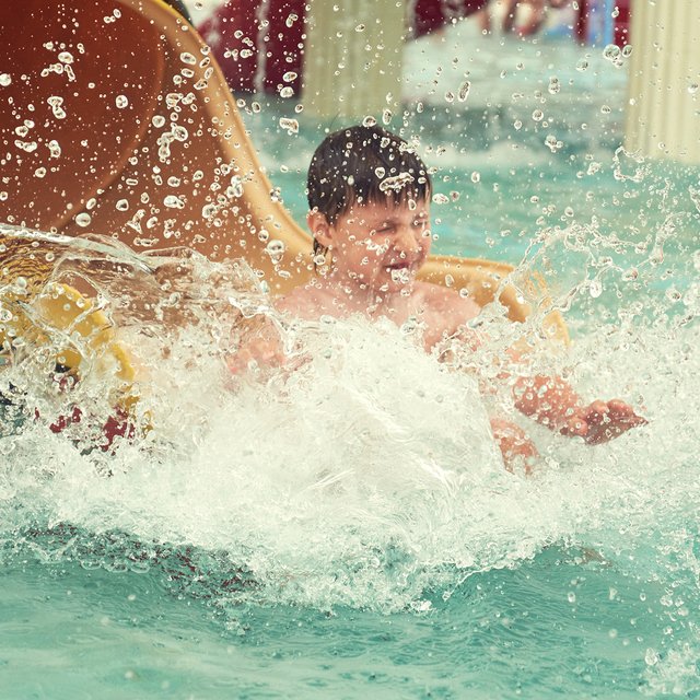 Ребёнок получил травму в аквапарке: кто несет за это ответственность