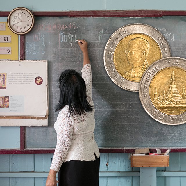 Как живут и сколько зарабатывают школьные учителя в разных странах мира