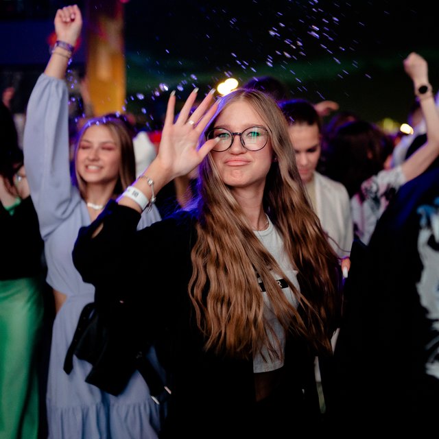 «Отучиться, купить байк и кайфовать». О чем мечтают выпускники-2023 — мы спросили их об этом в парке Горького