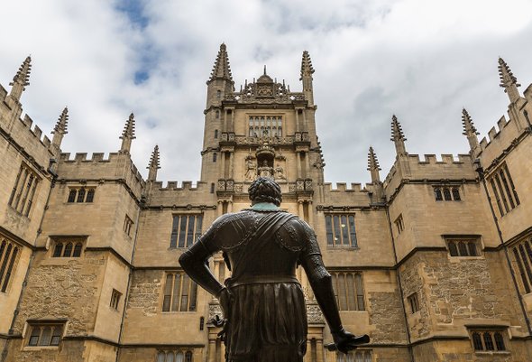 Статуя Уильяма Герберта, 3-го графа Пембрука, бывшего канцлера Оксфордского университета (1580–1630), в Старом школьном дворе Бодлеанской библиотеки в Оксфорде. как устроены студенческие научные общества на Западе