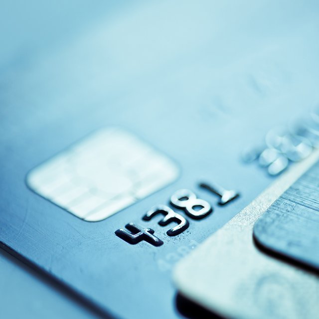 Школа требует от учителя открыть счет в определенном банке для начисления зарплаты: это законно?