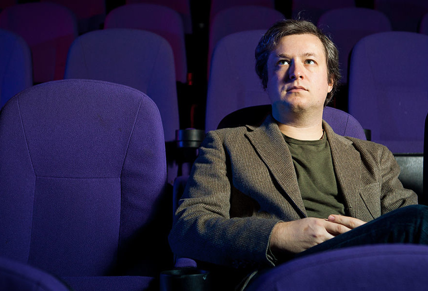 кинокритик с блокнотом