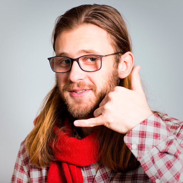 Как отличить бумера от зумера по жестам: 5 гифок и комментарии социолога