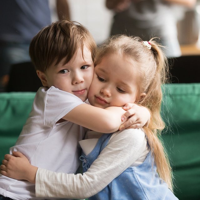 «Вырасту и женюсь на маме». Любовь детсадовцев: какой она бывает и как говорить о ней с ребёнком