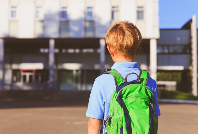 Можно ли записать ребёнка в первый класс школы не по месту жительства