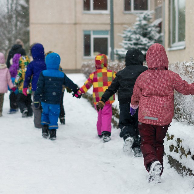 Заведующая запретила родителям заходить по утрам в сад: это законно?