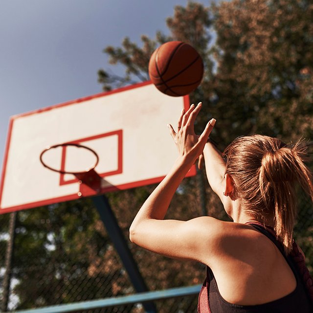 «Наташа, плюй на всех!». Как девочка из Подмосковья уехала играть в баскетбол в США