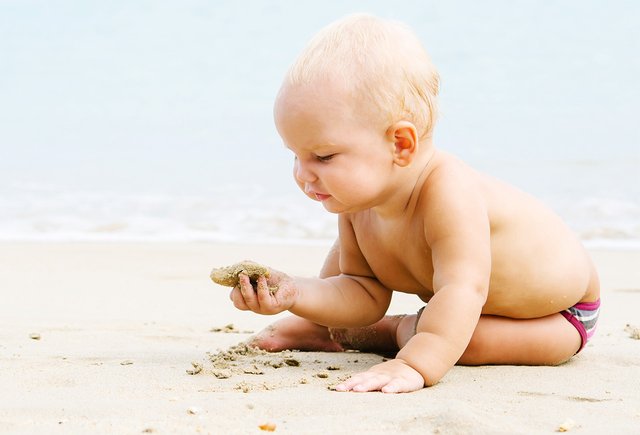 Ребенок съел песок: это опасно?