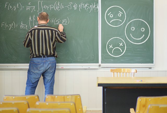 Две ставки, подработка и проблемы с родителями: что изменилось в работе учителя в школе