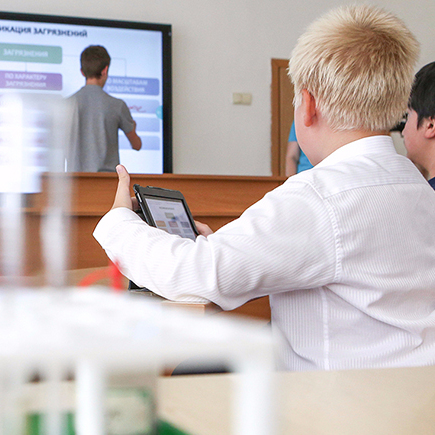 Зачем учителя пишут Ольге Васильевой, а регионы переводят на «электронную школу»