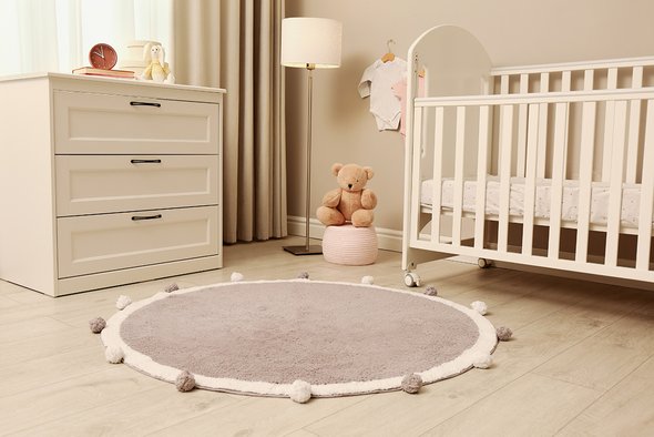 Бежевые мамы детская комната Фото: New Africa / Shutterstock / Fotodom