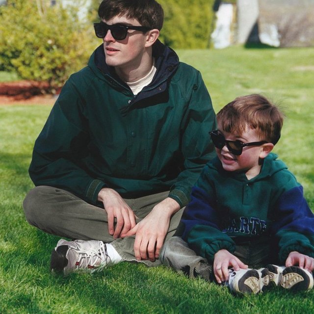 Канадец при помощи фотошопа поместил взрослого себя на свои детские снимки