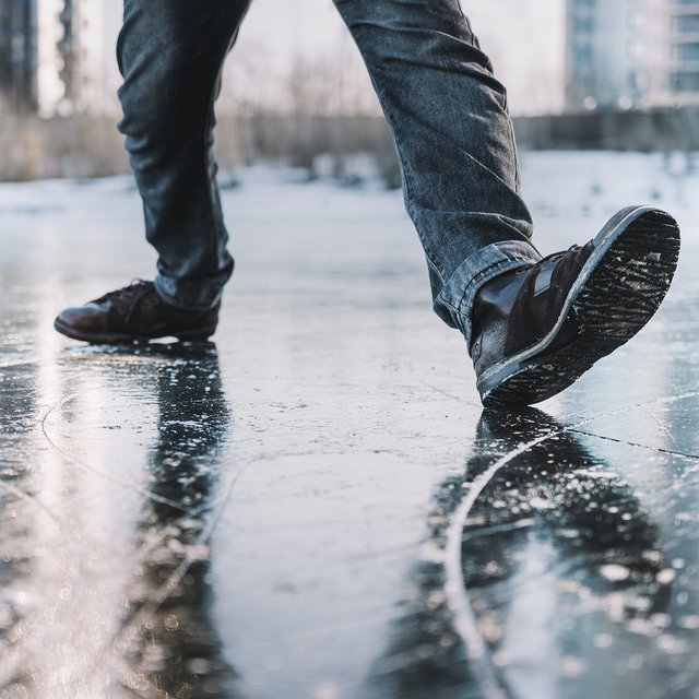 «Поскользнуться» или «подскользнуться»: как говорить правильно